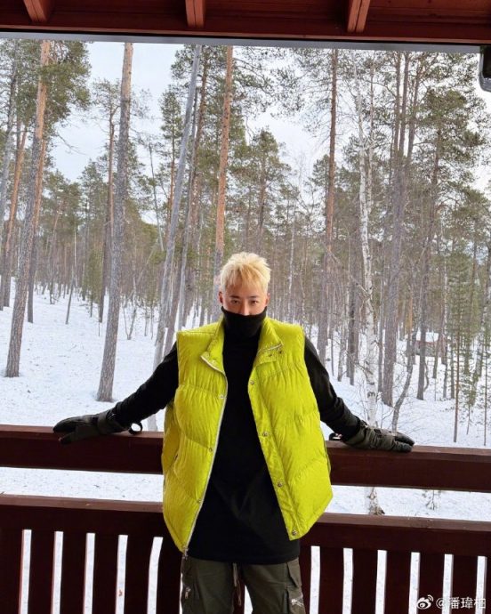 潘玮柏雪地穿短袖 网亏:手臂有修图
