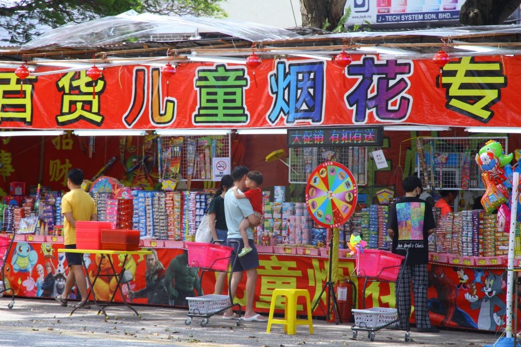 版头-大都会/冲冲冲,爆竹烟花贩视年初八拜天公为最后冲线/8图