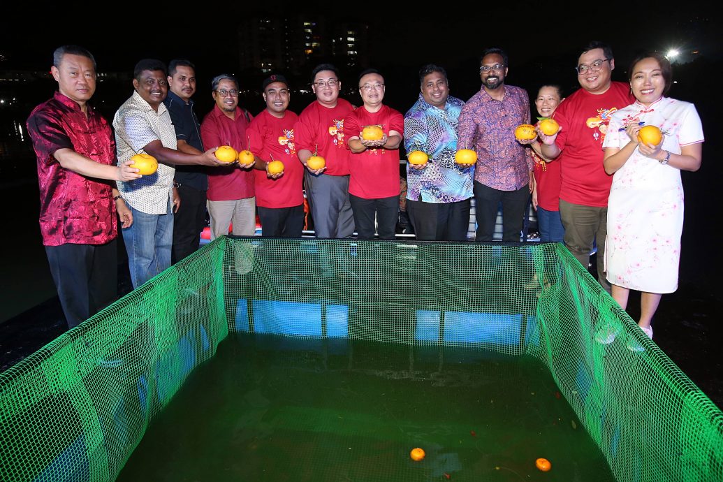 版头-大都会/莲花苑元宵节抛柑活动/15图(选下)