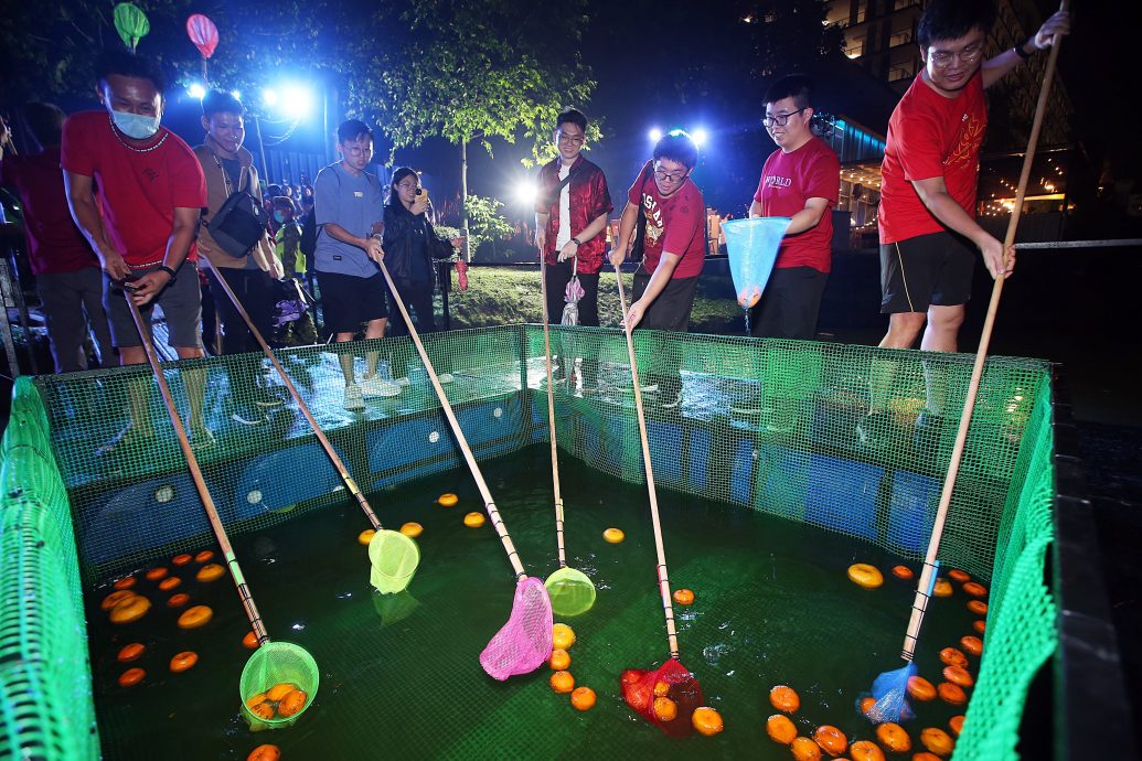 版头-大都会/莲花苑元宵节抛柑活动/15图(选下)