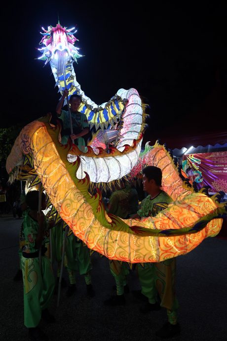 版头-大都会/莲花苑元宵节抛柑活动/15图(选下)