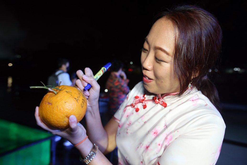 版头-大都会/莲花苑元宵节抛柑活动/15图(选下)