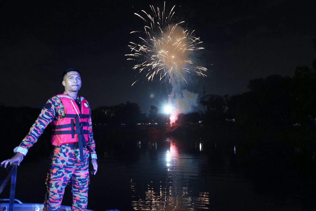 版头-大都会/莲花苑元宵节抛柑活动/15图(选下)