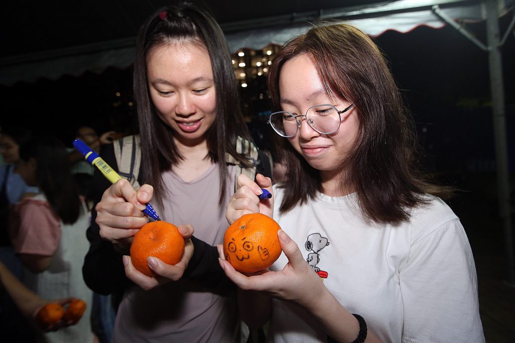 版头-大都会/莲花苑元宵节抛柑活动/15图(选下)