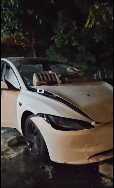 特斯拉撞至砖墙“破大洞” 司机:路太暗了