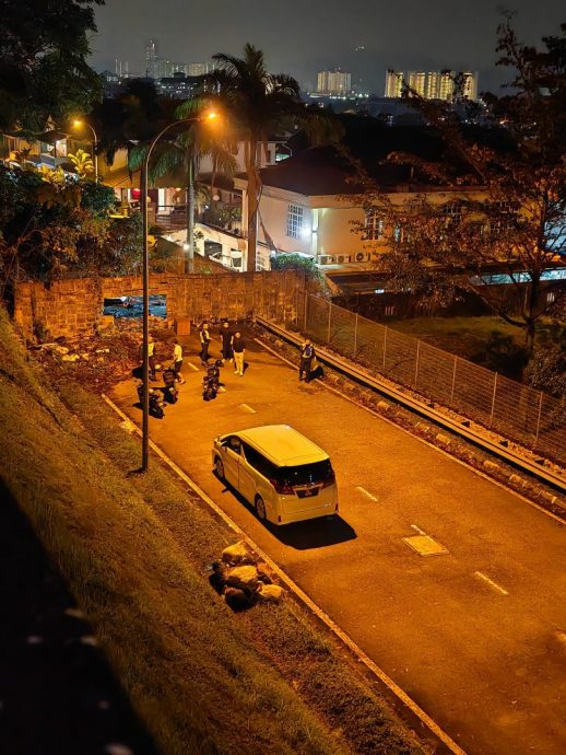 特斯拉撞至砖墙“破大洞” 司机:路太暗了