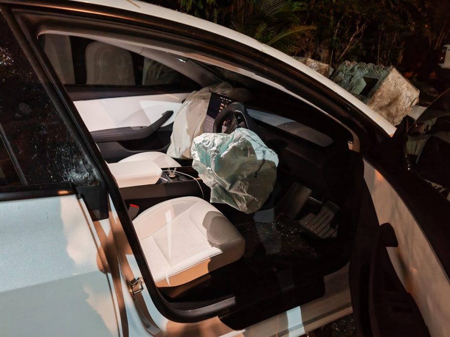 特斯拉撞至砖墙“破大洞” 司机:路太暗了