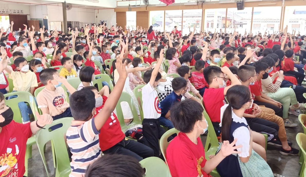 狮尾崇德华小庆新年 黄家和化身“财神爷”与学生互动