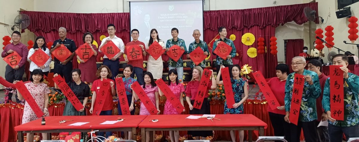 狮尾崇德华小庆新年 黄家和化身“财神爷”与学生互动