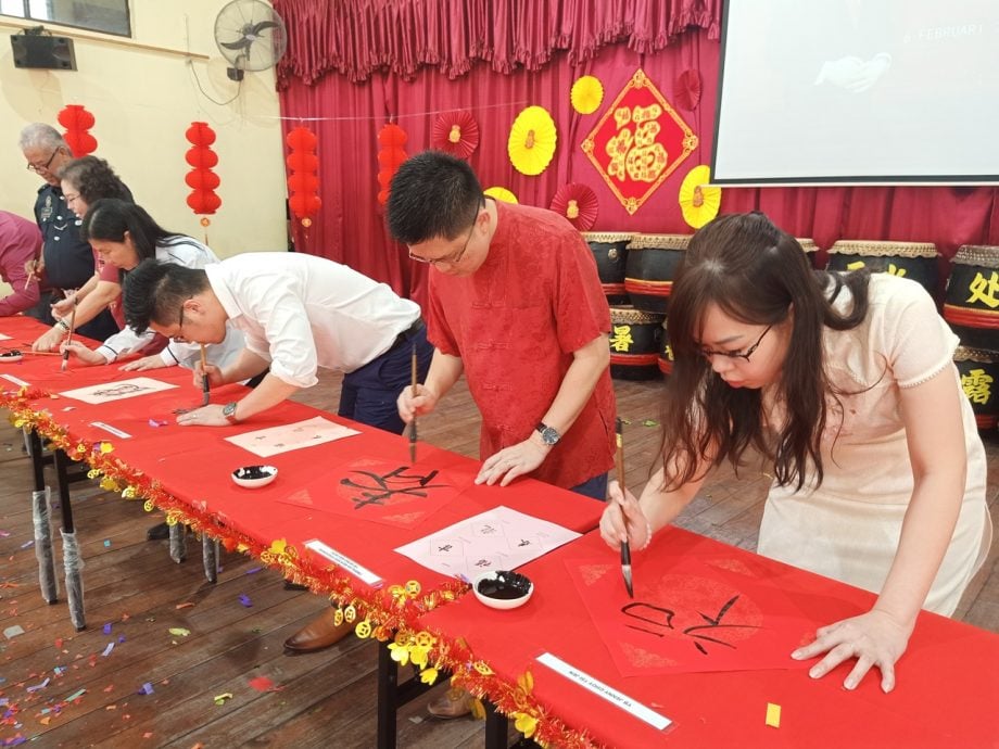 狮尾崇德华小庆新年 黄家和化身“财神爷”与学生互动