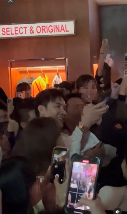 王心凌现身酒吧狂比手指爱心 惊见谢佳见也在场