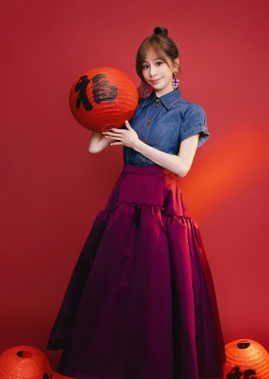 王心凌现身酒吧狂比手指爱心 惊见谢佳见也在场