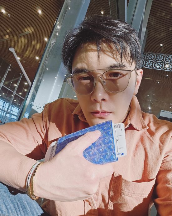 王心凌现身酒吧狂比手指爱心 惊见谢佳见也在场