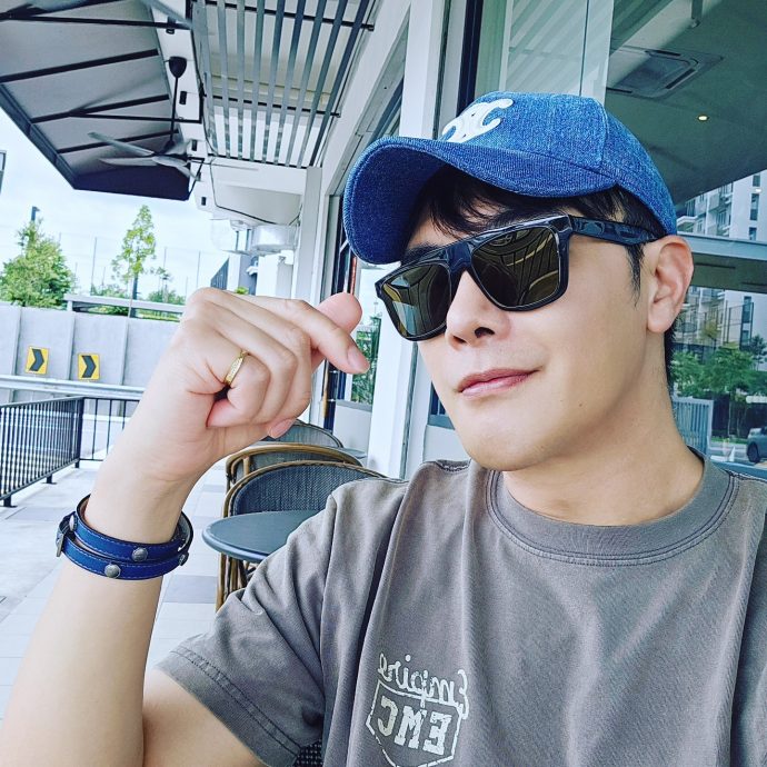 王心凌现身酒吧狂比手指爱心 惊见谢佳见也在场