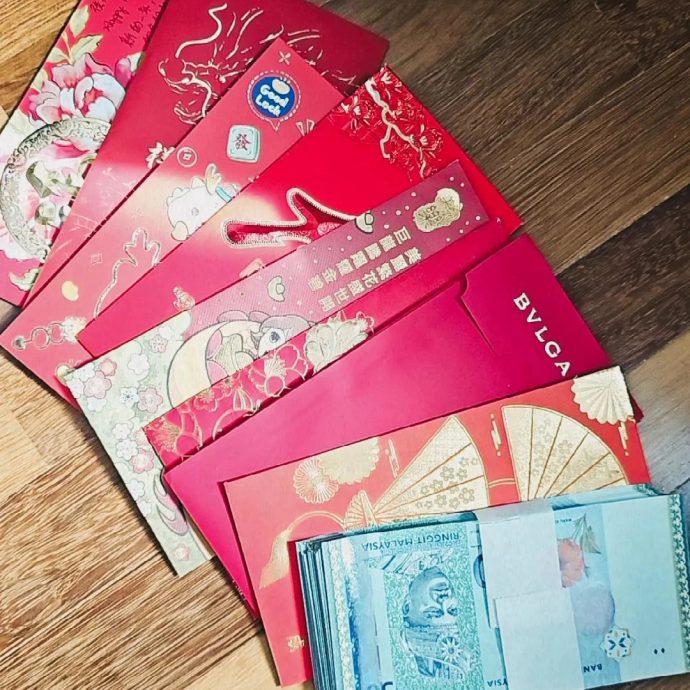 王心凌现身酒吧狂比手指爱心 惊见谢佳见也在场