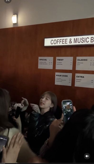 王心凌现身酒吧狂比手指爱心 惊见谢佳见也在场