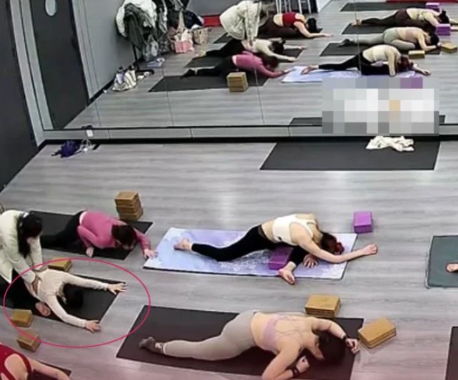 瑜伽教练压断女生腿骨 啪一声“骨头插出来”惨叫不断