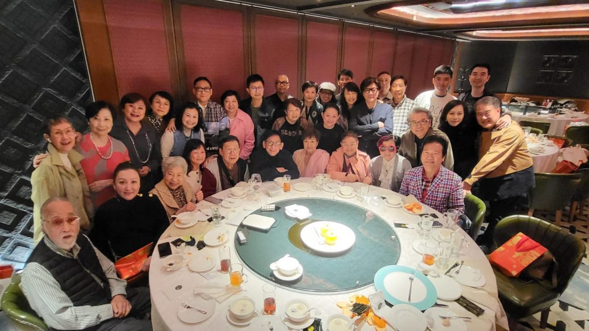 甄珍现身携儿圈中人聚会 团圆饭星光熠熠