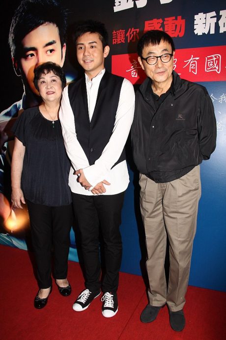 甄珍现身携儿圈中人聚会 团圆饭星光熠熠