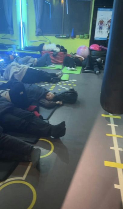 甘肃沙尘雪困2.5万名旅人　民间自主接济　健身房跑步机秒变床位