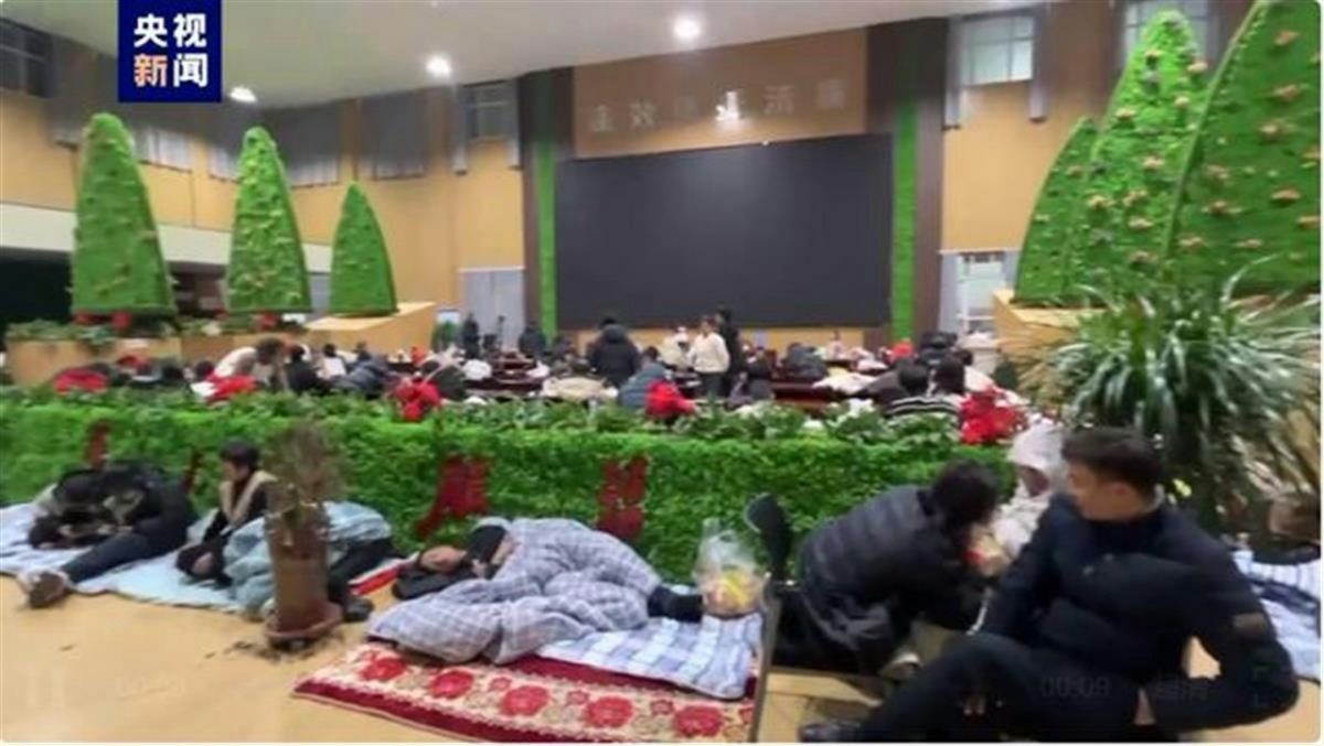 甘肃沙尘雪困2.5万名旅人　民间自主接济　健身房跑步机秒变床位