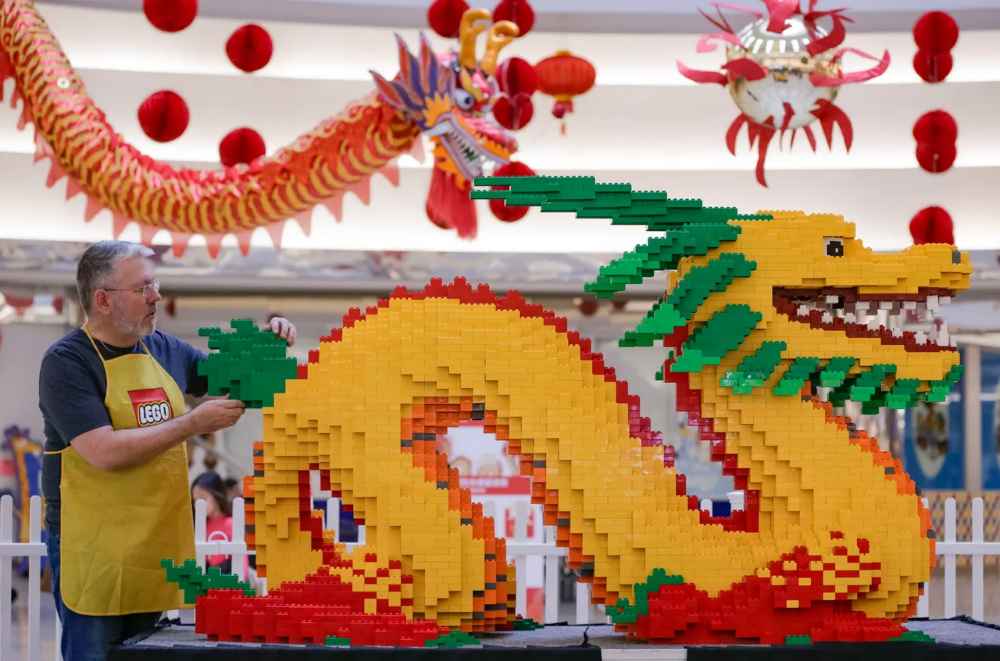 用了几块乐高?长2公尺、高1.5公尺巨龙 花3天打造月底屠龙