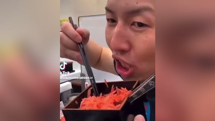 用沾满口水私筷吃吉野家红姜 日男子被判监2年4个月