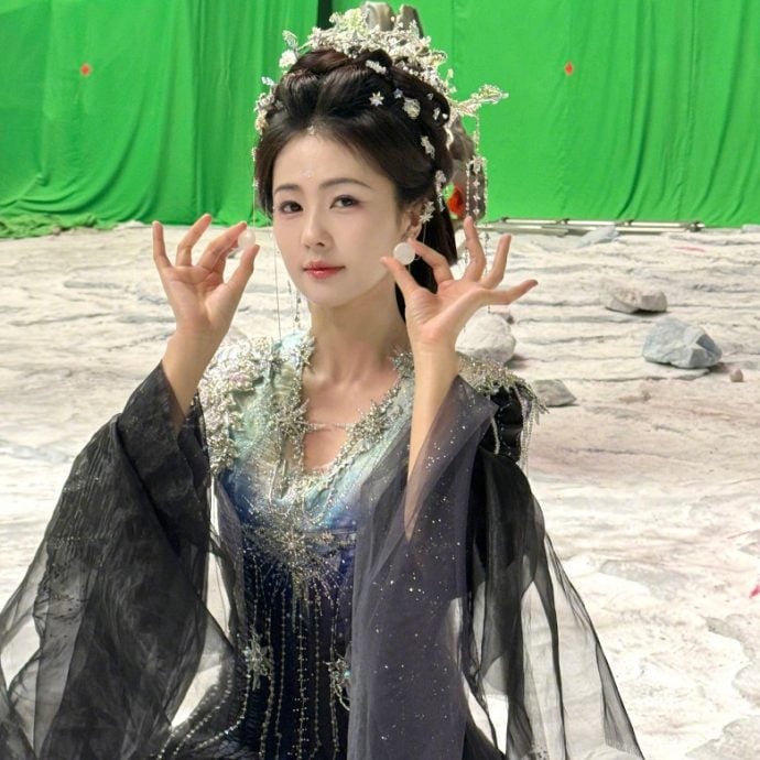 白鹿晒替身背影登热搜 遭爆私下真实一面