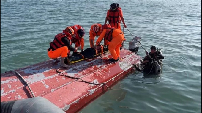 看世界)快艇疑越界捕鱼遭台湾海警追捕翻船  4人落海2死