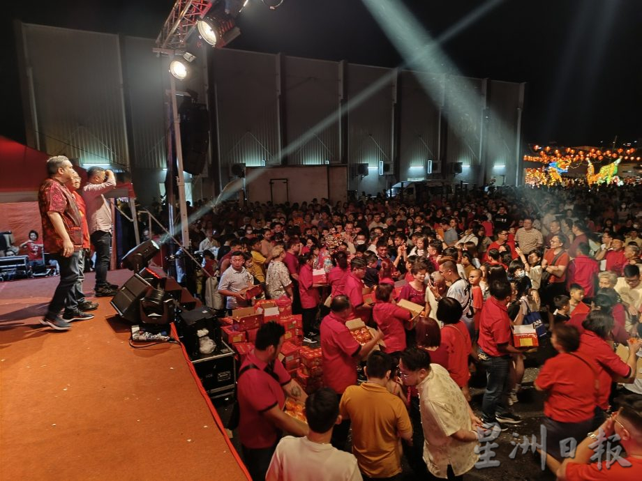 真纳区新春文化表演逾千人捧场 烟花点缀知知港天空