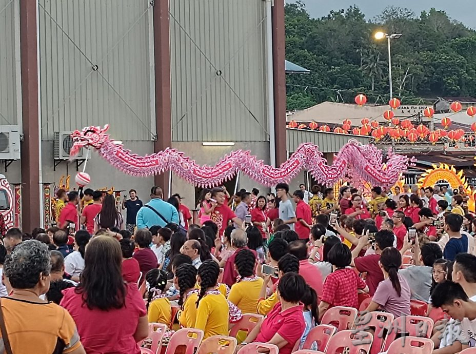 真纳区新春文化表演逾千人捧场 烟花点缀知知港天空