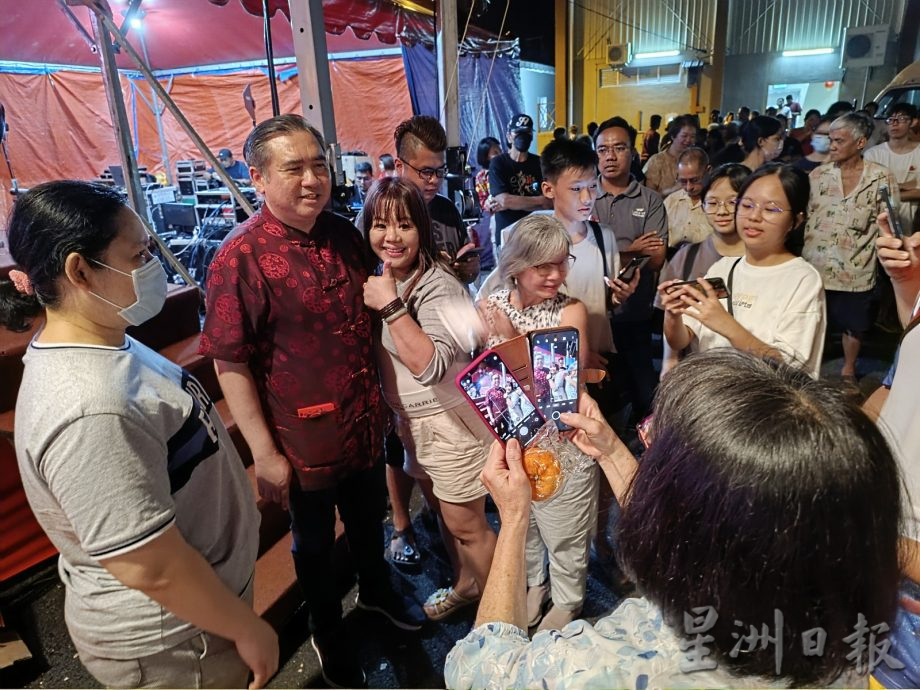 真纳区新春文化表演逾千人捧场 烟花点缀知知港天空