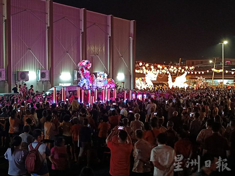 真纳区新春文化表演逾千人捧场 烟花点缀知知港天空