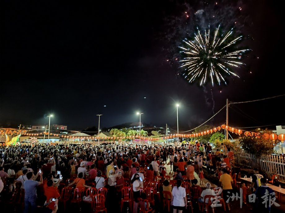 真纳区新春文化表演逾千人捧场 烟花点缀知知港天空