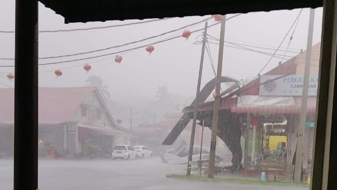 督亚冷宋溪榴梿 约100住宅店铺受暴风雨袭击