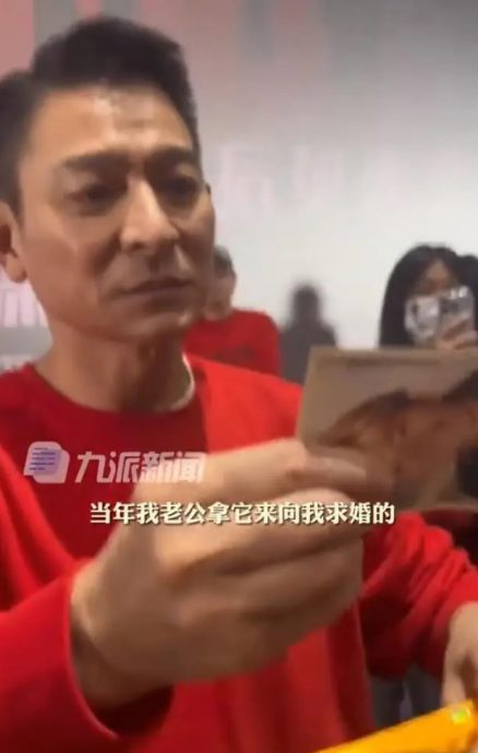 粉丝拿30年前签名照求鉴定 刘德华一句话网赞爆