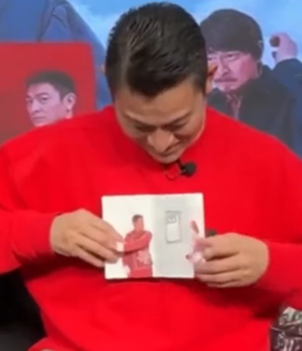 网传刘德华立体书版贺年视频 　本尊一看实物爆笑玩不停	