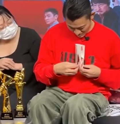 网传刘德华立体书版贺年视频 　本尊一看实物爆笑玩不停	