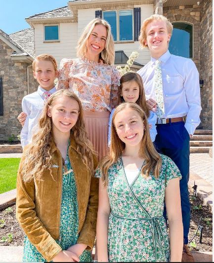 美国亲子九频道百万订户网红    私下虐待子女  遭判囚15年