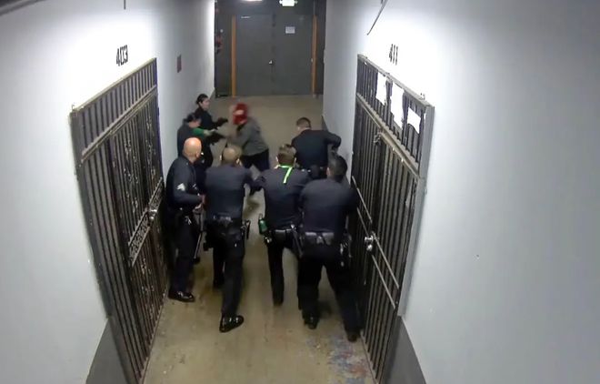 美流浪汉持塑料叉遭射杀 与7警对峙多人开枪