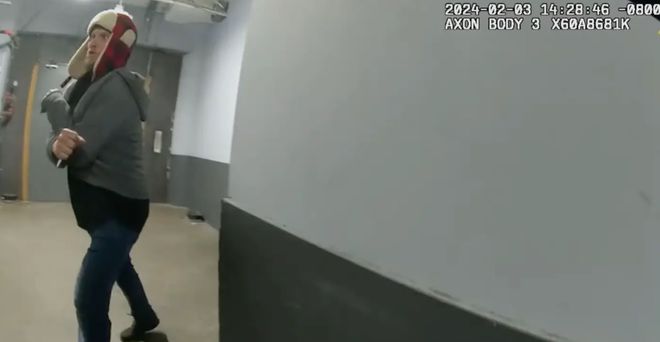 美流浪汉持塑料叉遭射杀 与7警对峙多人开枪