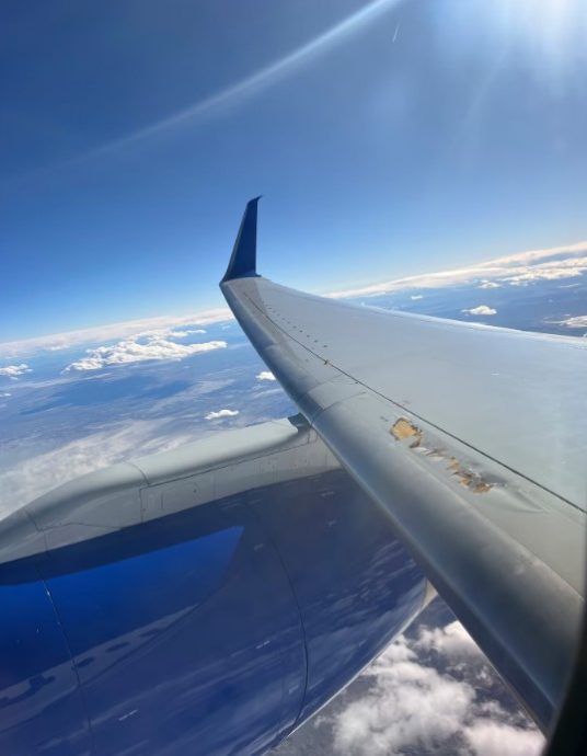 联合航空波音757客机 机翼受损紧急降落