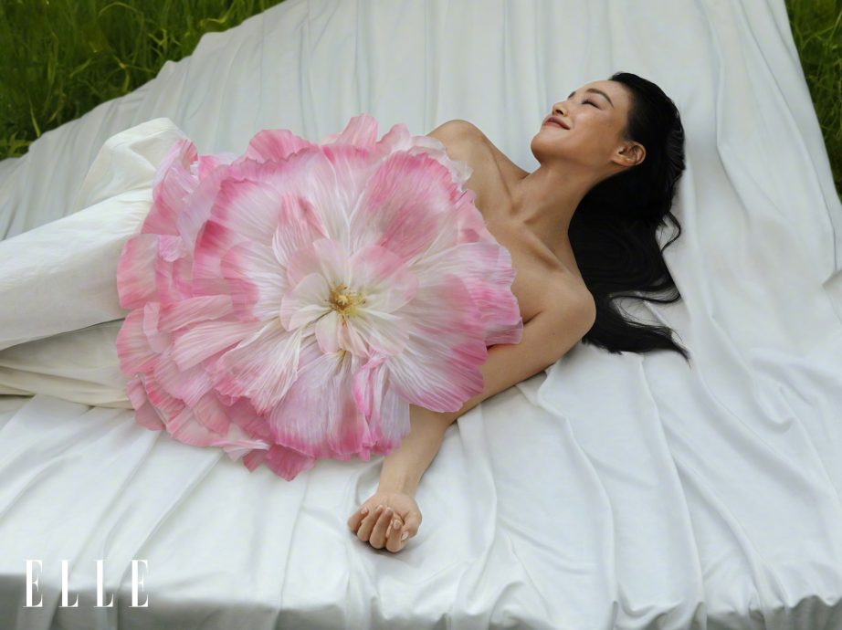 舒淇花朵遮胸登封冲热搜 床单当背景粉轰太随便