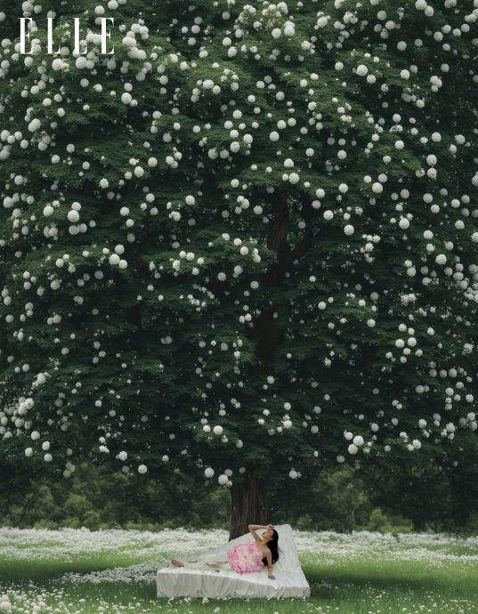 舒淇花朵遮胸登封冲热搜 床单当背景粉轰太随便