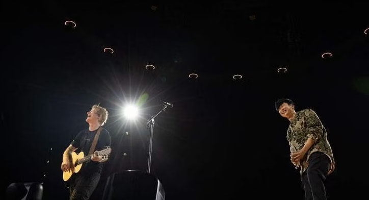 艾德希兰狮城开唱 惊喜与林俊杰合唱华语歌