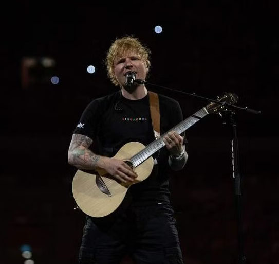 艾德希兰狮城开唱 惊喜与林俊杰合唱华语歌