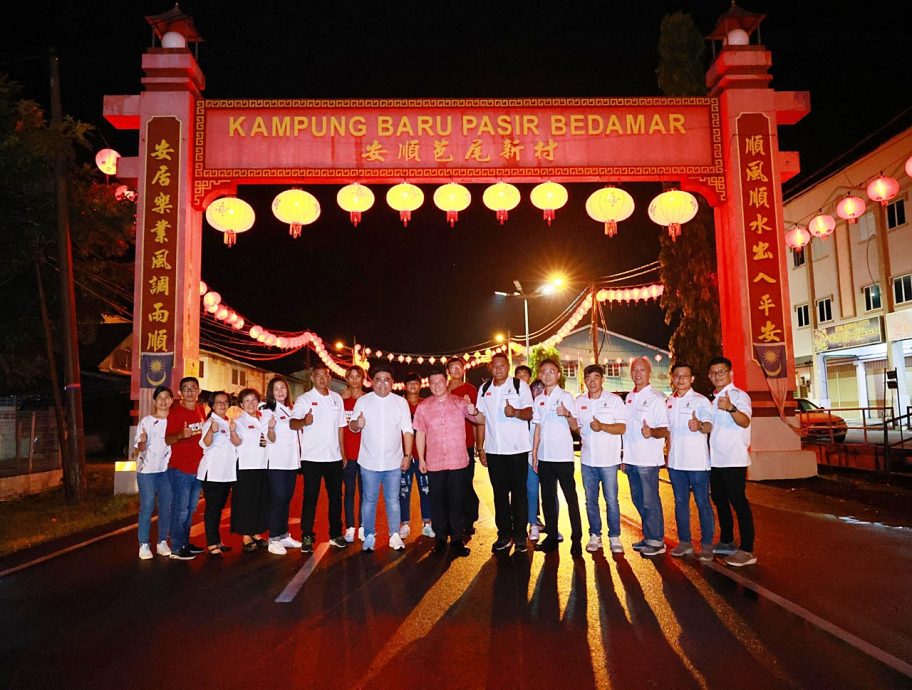 芭尾最具年味 六处灯笼飘扬 吴家良冀新年前为芭尾牌楼亮灯