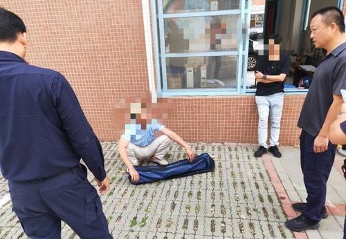 补图∕ 家长带武士刀球棒进小学 老师急喊“快关门窗”