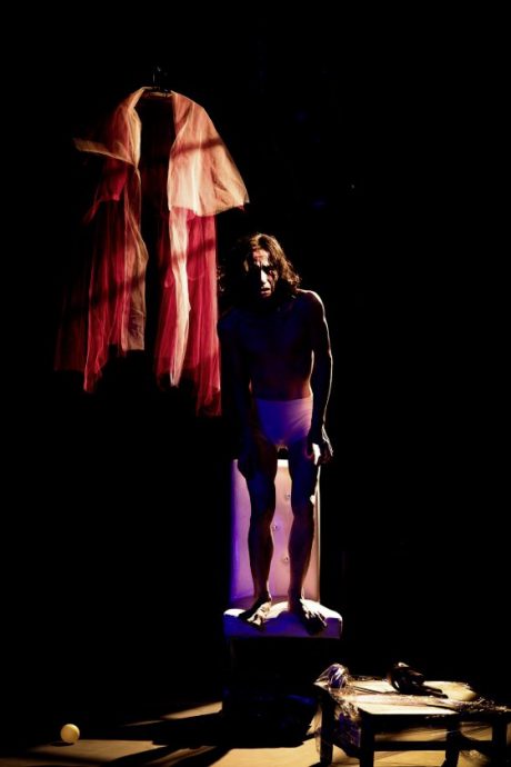 西北孤鸟／名副其实的笨蛋墙与进退两难的观众──谈双人表演艺术节（戏剧篇）