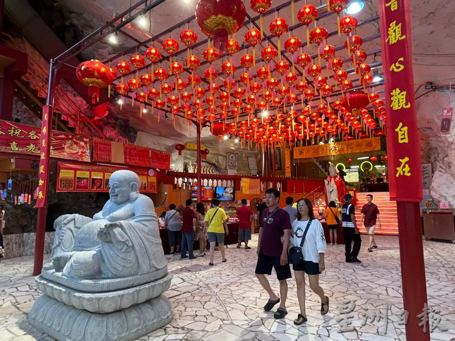 观音洞美轮美奂 龙飞凤舞庆元宵吸引男女老少